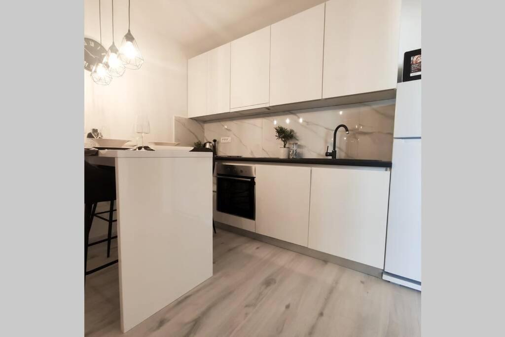 New! Top Apartment, Split View From Above Exterior photo