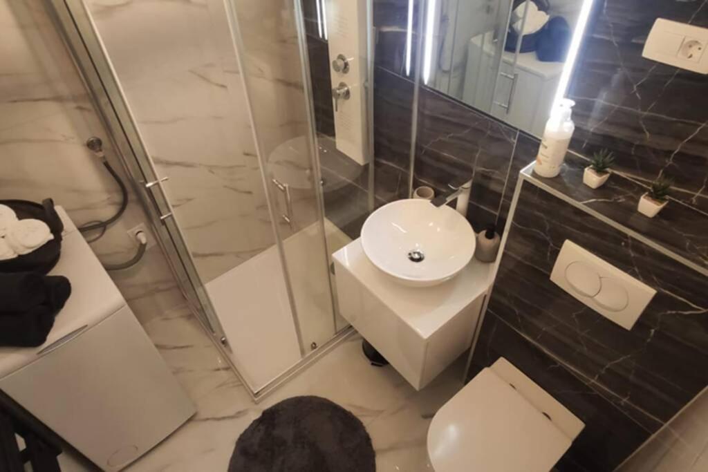 New! Top Apartment, Split View From Above Exterior photo